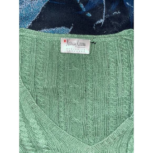 Neiman  Marcus Cashmere Ribbed V-Neck Sweater Green - Picture 2 of 6